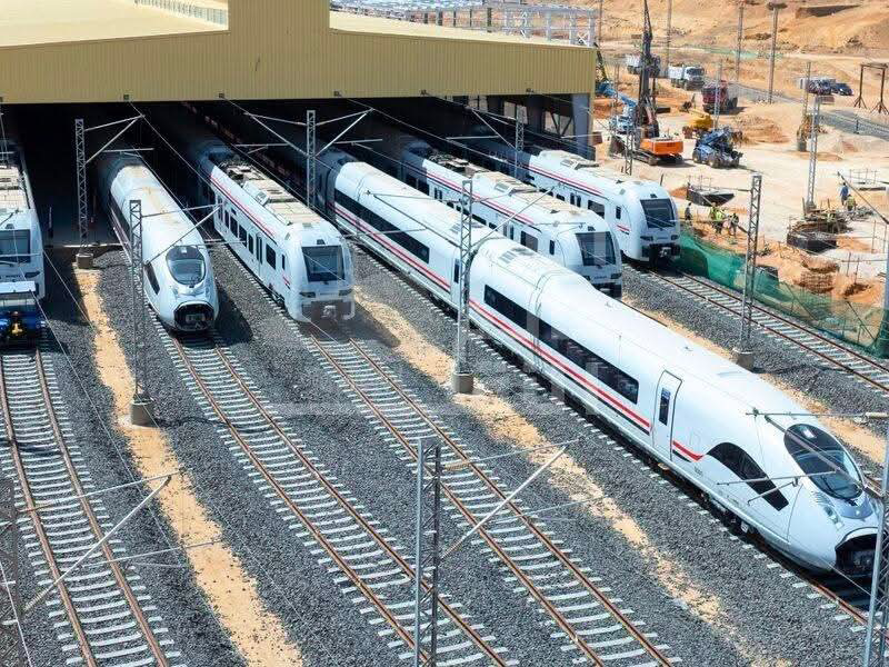 وصول 22 قطارًاًا وجرارًا جديدًا لمشروع القطارًا الكهربائي السريع